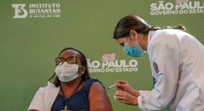 ‘Não tenham medo’, afirma primeira mulher vacinada no Brasil