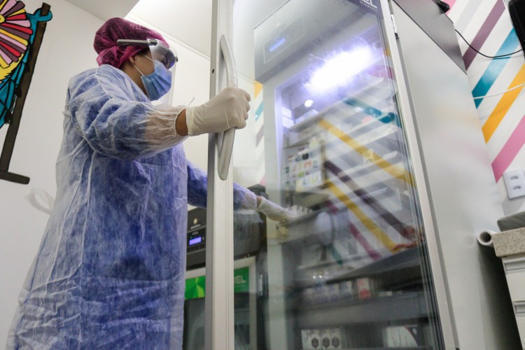Clínicas particulares do Ceará negociam entre US$ 32,71 e US$ 40,78 a dose da vacina indiana contra a Covid-19, diz jornal