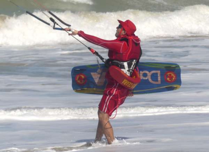 Bombeiros dão dicas de prevenção para praticantes de kitesurf