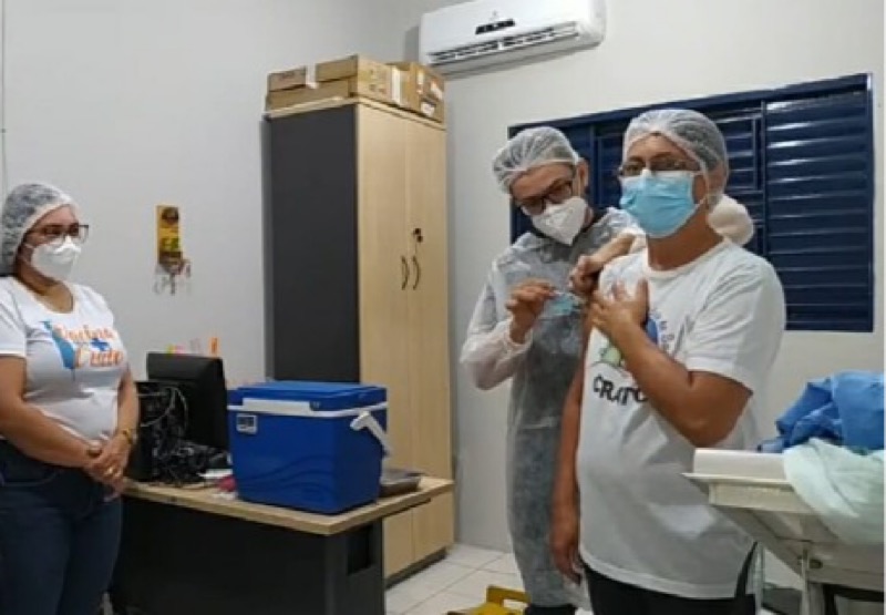 No primeiro dia de vacinação, Crato imuniza 130 profissionais da saúde