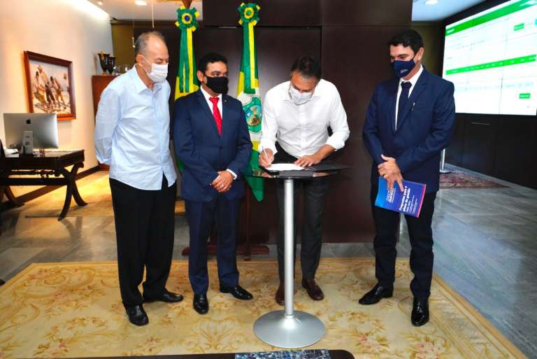 Novo reitor da Uece é nomeado pelo governador Camilo Santana