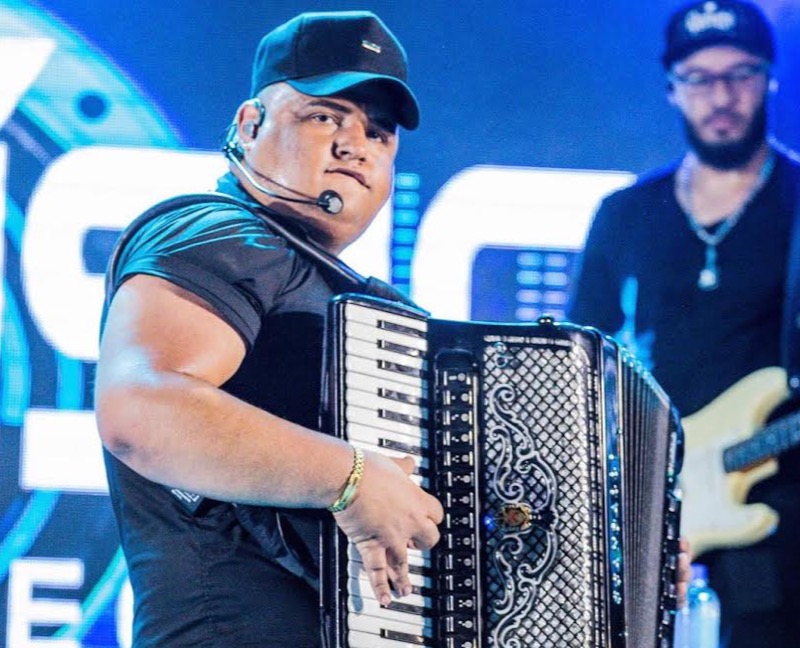 “Meia Noite (Cê Tem Meu Whatsapp)” sucesso de Tarcísio do Acordeon é o hit mais ouvido do Brasil no Spotify