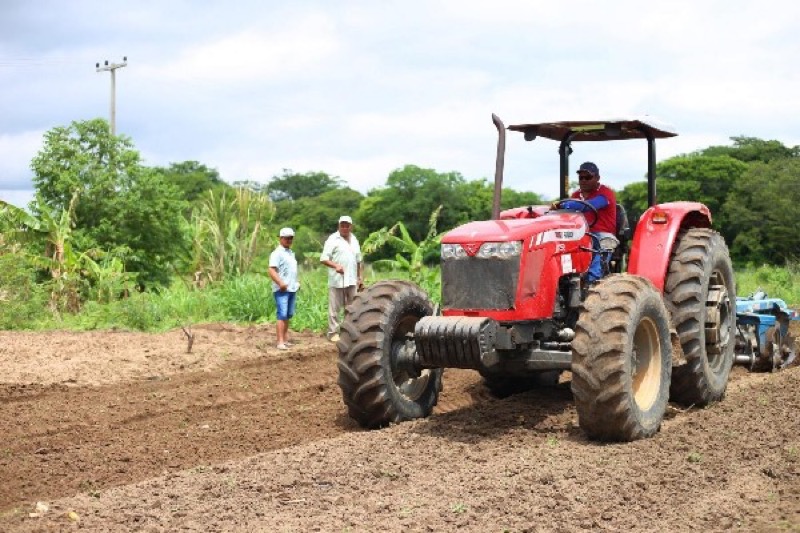 Aração de terras beneficiará mais de 400 agricultores no Crato