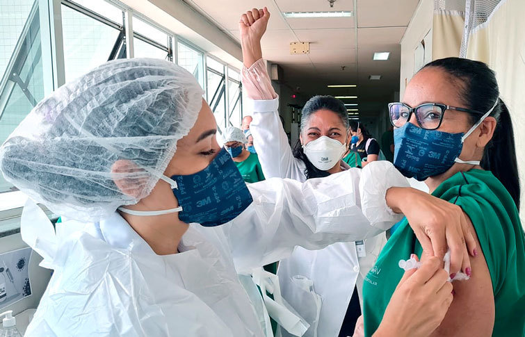 Hospital Regional do Cariri inicia vacinação; imunização segue em Fortaleza e no Interior