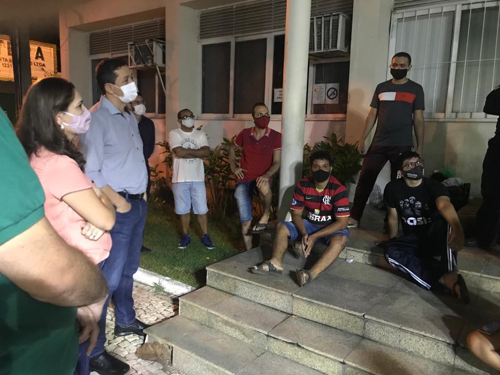 Glêdson vai a protesto em frente à prefeitura e promete novas convocações