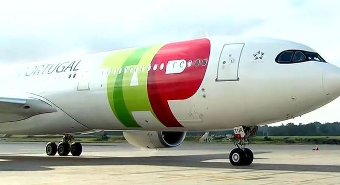 Avião com carga para 8,7 milhões de doses da CoronaVac chega a SP