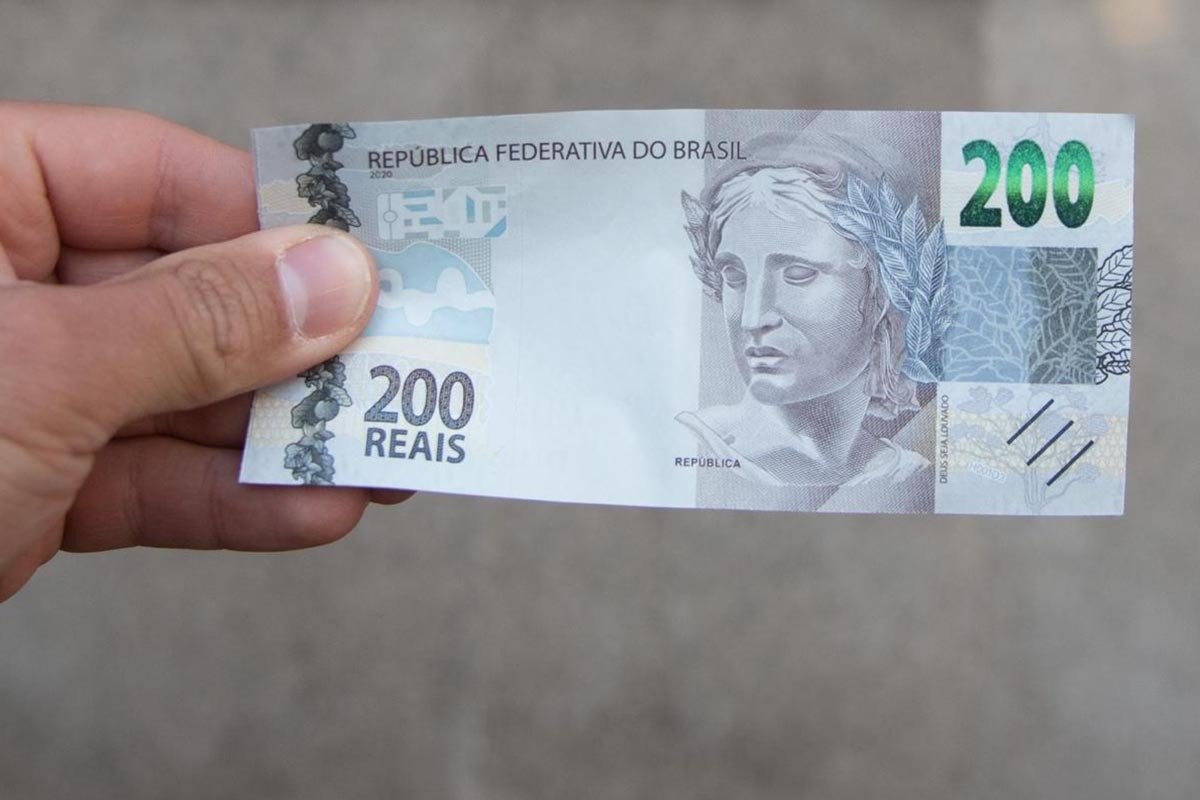 Para compensar fim do auxílio emergencial, governo estuda benefício de R$ 200 por três meses