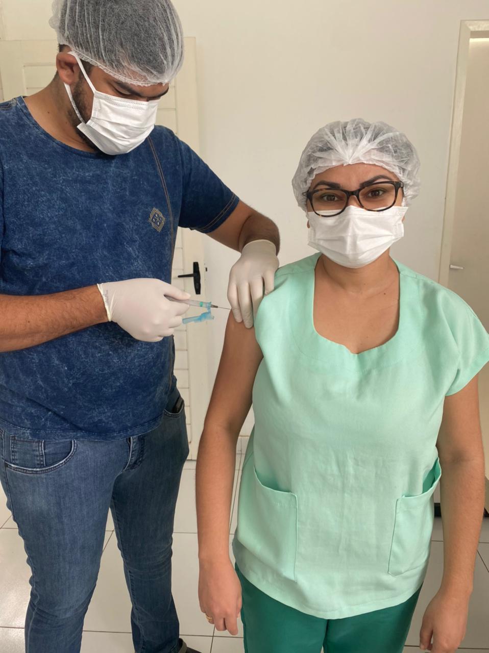 Juazeiro do Norte inicia aplicação da 2ª dose da vacina contra a Covid-19 em profissionais da saúde