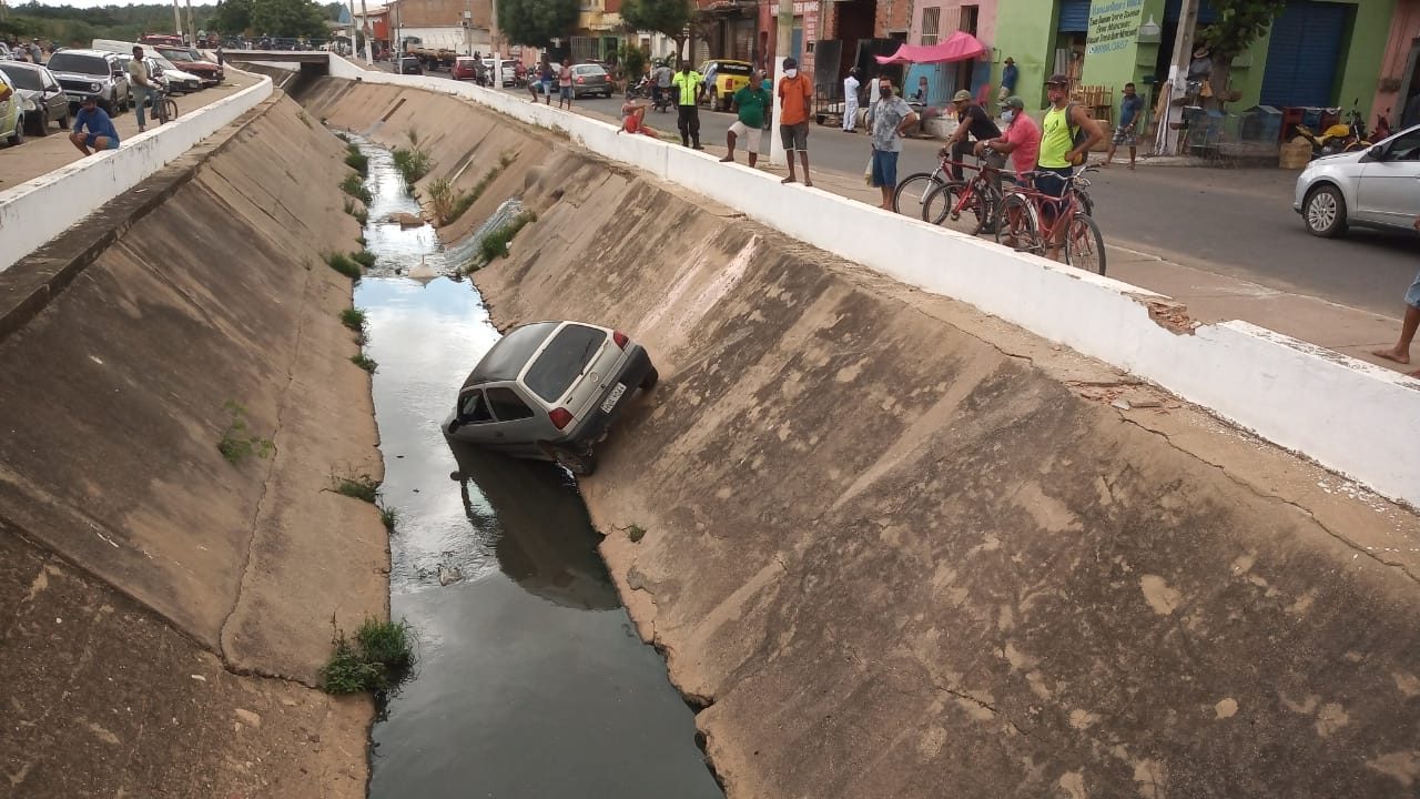 Carro cai dentro do canal do rio Granjeiro em Crato-CE e polícia tenta identificar motorista