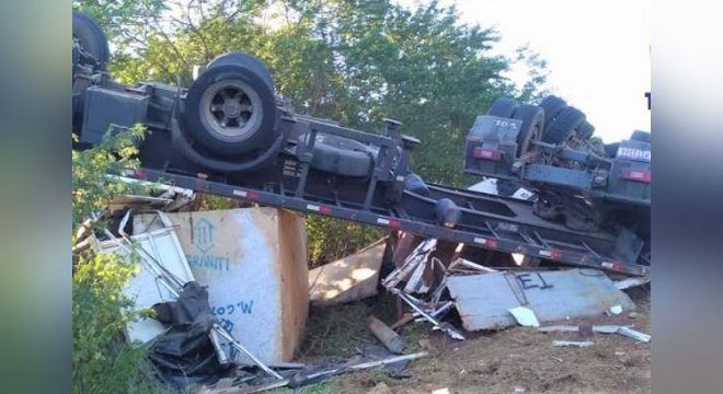 Carreta capota e deixa motorista preso as ferragens em Mauriti-CE