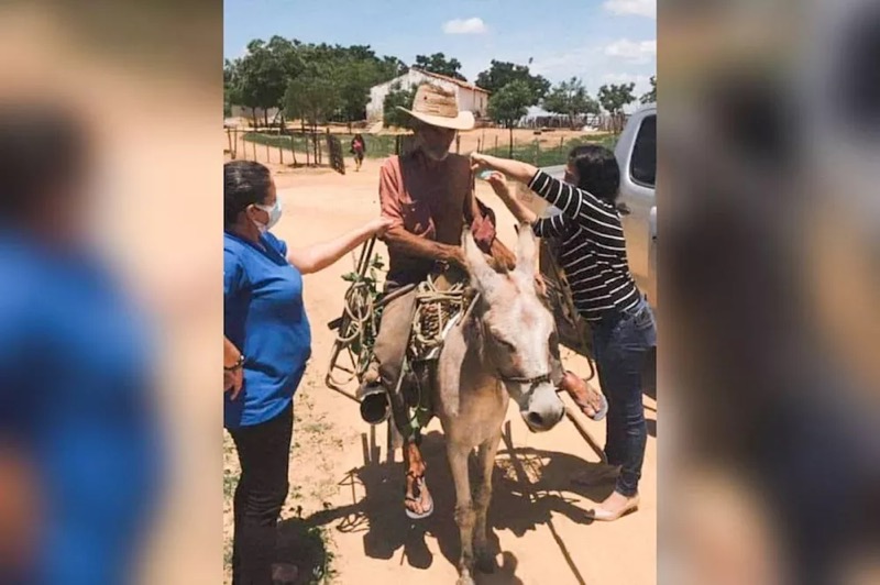 Idoso de 85 anos vai montado em jumento receber a vacina em Jaguaribe