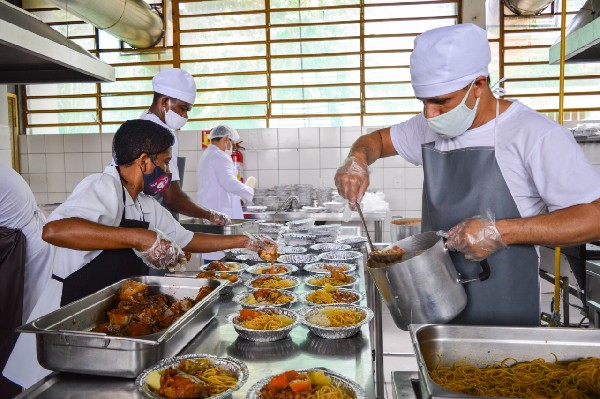 Restaurante Popular passa a fornecer marmitas à população de baixa renda em Crato