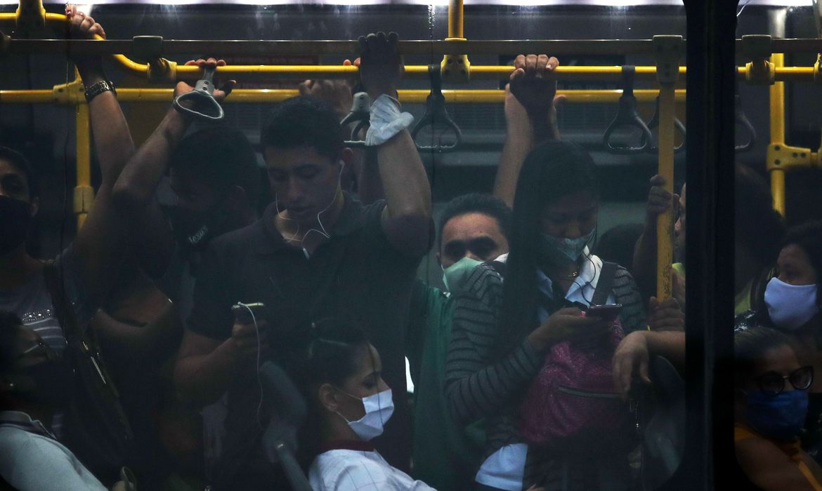 Mais de 70% dos brasileiros acham que pandemia piorou, revela pesquisa