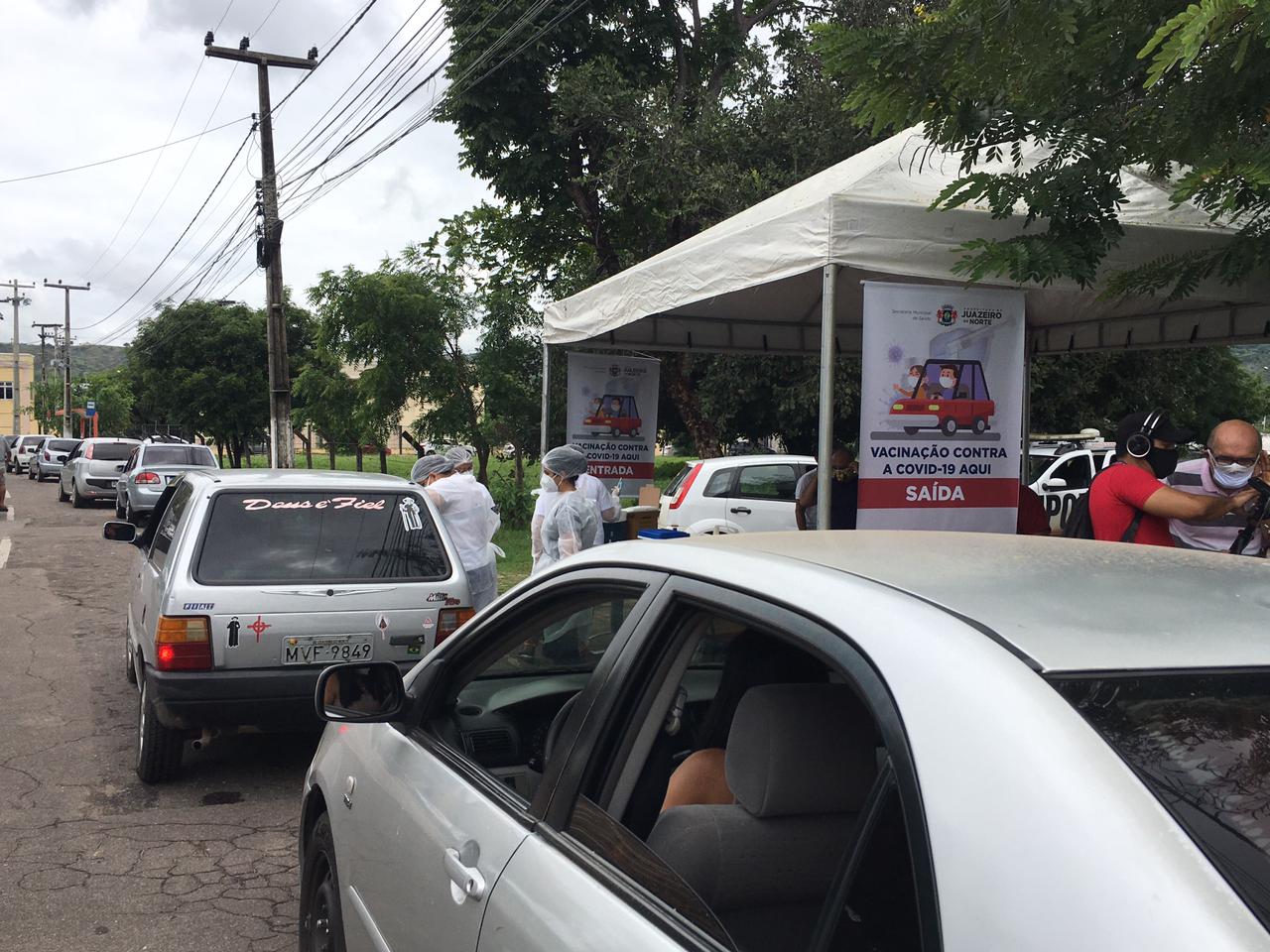 Mais de mil idosos são vacinados no drive thru em Juazeiro do Norte