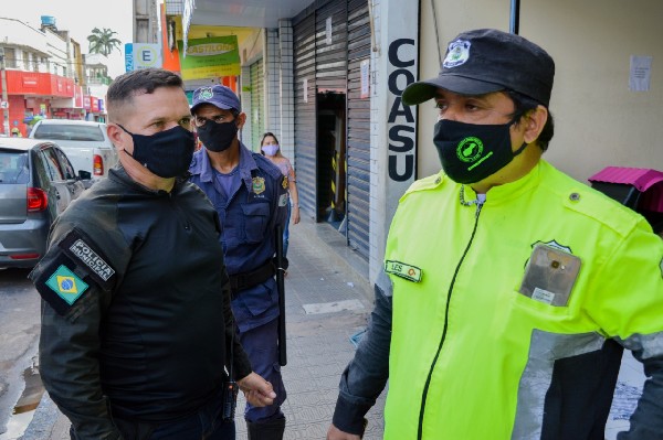 Segurança Pública e Vigilância fiscalizam estabelecimentos no Centro do Crato
