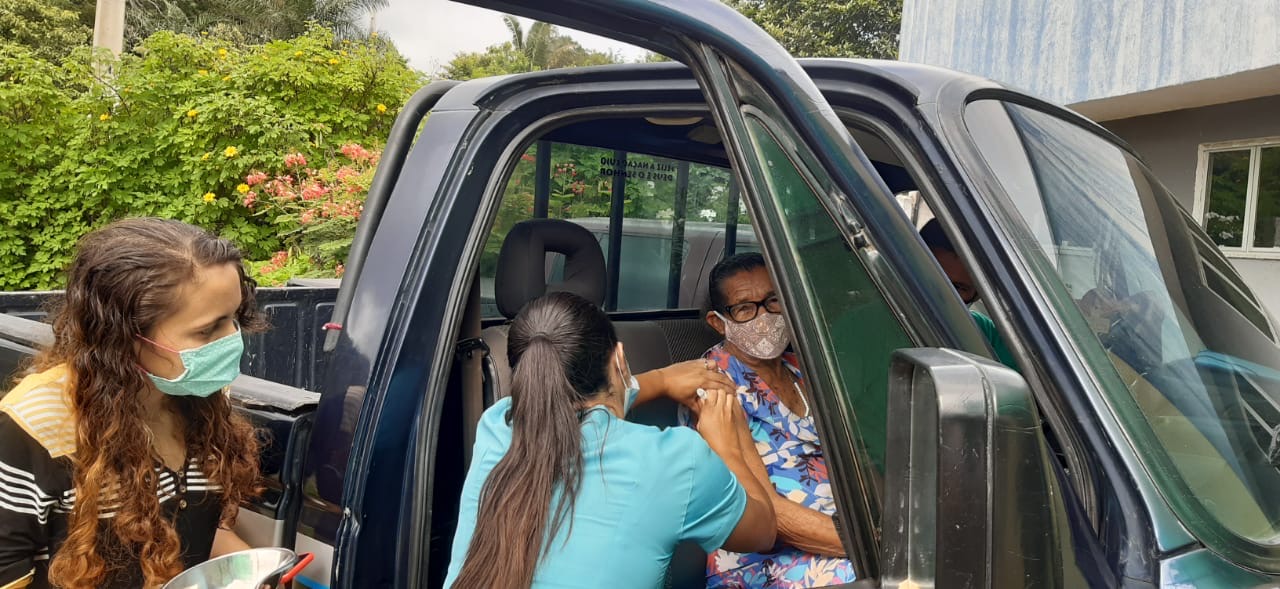 Barbalha inicia vacinação drive thru para idosos com mais de 85 anos