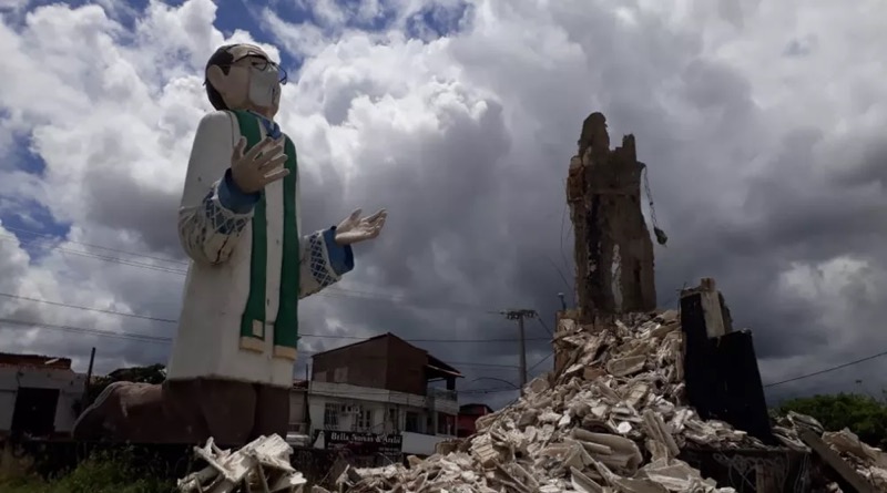 Estátua de padre Cícero desaba em Maracanaú, no Ceará