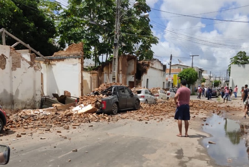 Muro na rua Santa Rosa cai e destrói carros em Juazeiro do Norte; Veja imagens
