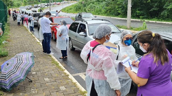 Prefeitura do Crato vacina cerca de 400 idosos no primeiro drive-thru de vacinação do Cariri