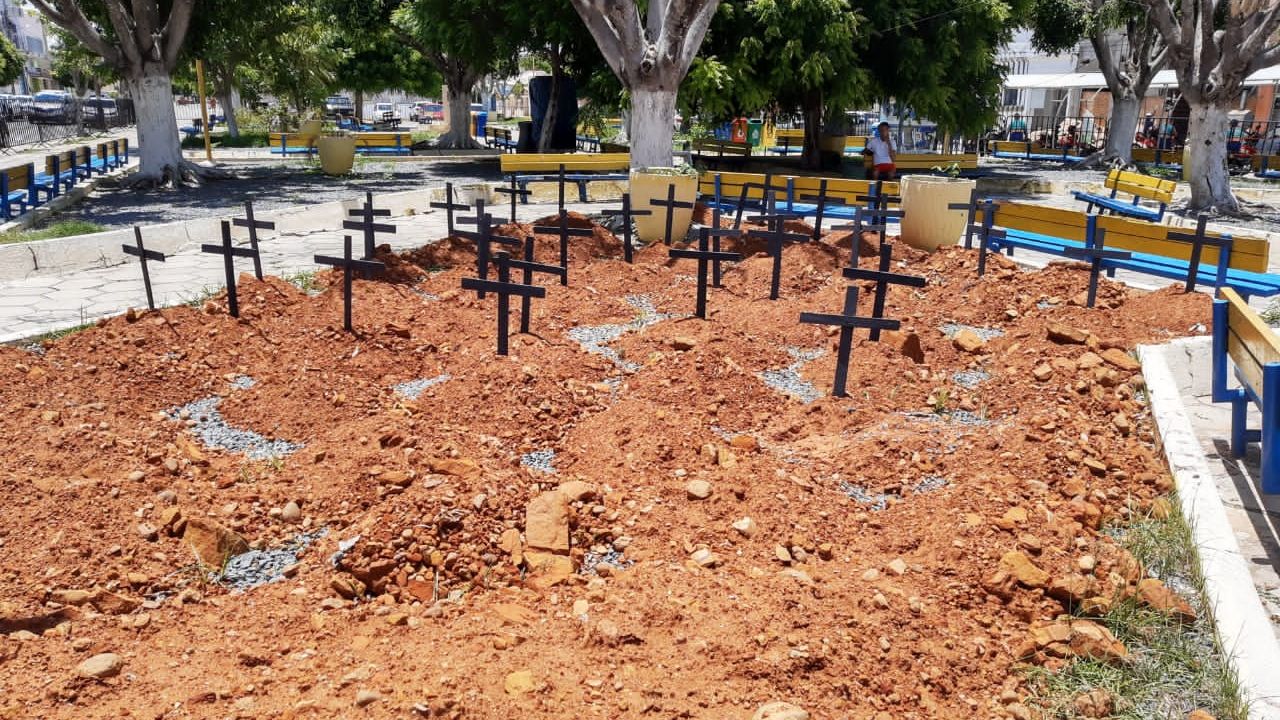 Após repercusão negativa prefeito de Mauriti retira cemitério cenográfico das praças da cidade