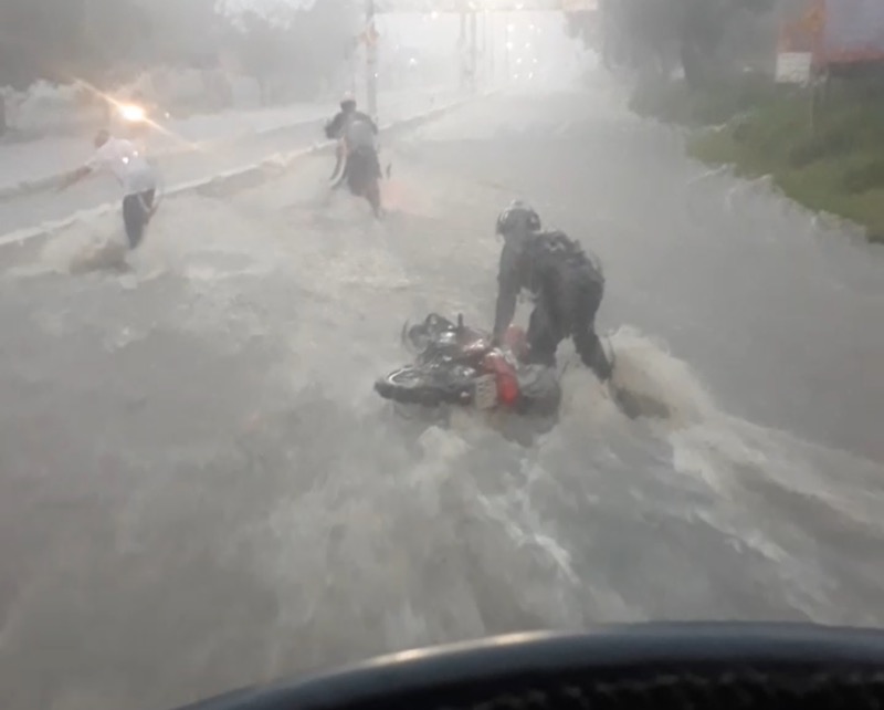 Chuva alaga ruas, arrasta automóveis e invade casas em Juazeiro do Norte