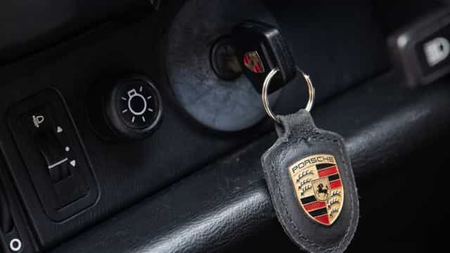 Porsche de Diego Maradona na década de 1990 vai a leilão por R$ 1,3 milhão