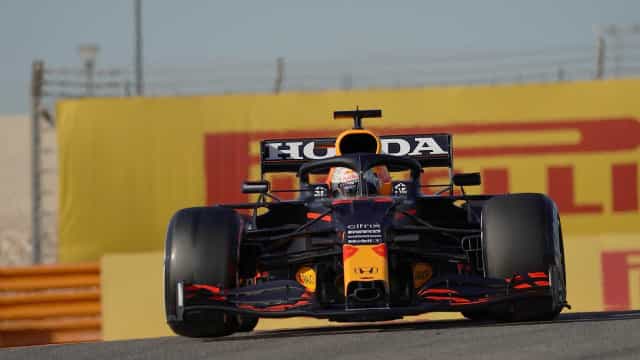 Verstappen volta a dominar, supera Hamilton e lidera 3º treino livre no Bahrein