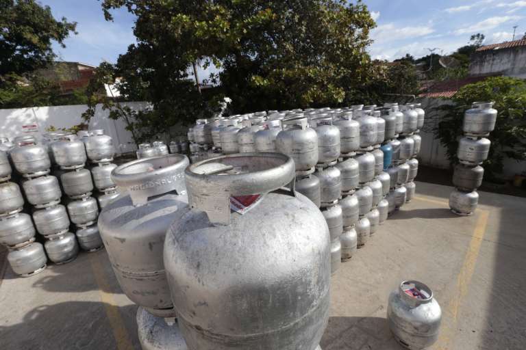 Crato e Juazeiro do Norte começam distribuição de tíquetes do programa Vale Gás