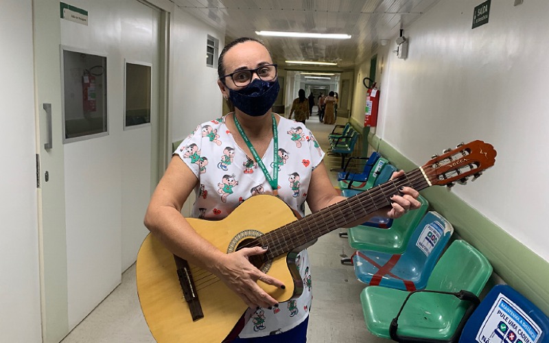 ‘Quem canta, ora duas vezes’: técnica de enfermagem toca violão para ajudar na recuperação de pacientes