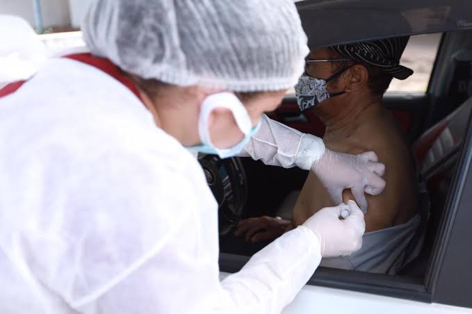 Pessoas com 63 anos recebem vacina nesta segunda (26) em Juazeiro do Norte