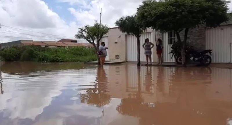 Chuva invade casas, alaga ruas e deixa moradores ilhados em Iguatu