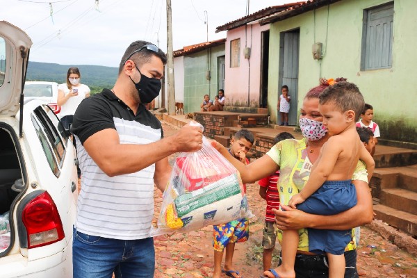 Famílias carentes recebem cestas básicas da campanha “vacina Crato Solidário”