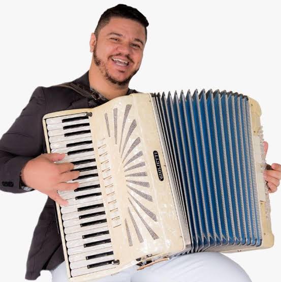 Cantor Fábio Carneirinho recebe alta 7 dias após ter sido internado em Barbalha por complicações com Covid-19