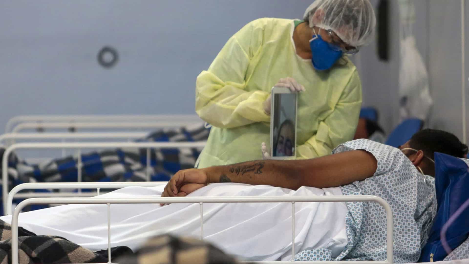 Contato entre médicos e familiares de pacientes com Covid gera ansiedade a distância