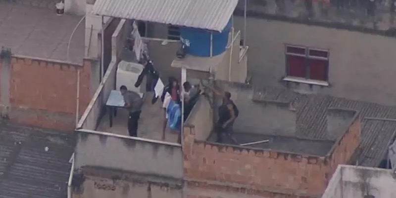 Operação no Jacarezinho tem intenso tiroteio e fuga de bandidos; policiais e passageiros do metrô são baleados