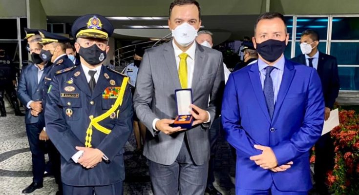 FERNANDO SANTANA É AGRACIADO COM A MEDALHA DE MÉRITO DA POLÍCIA MILITAR DO CEARÁ, NAS COMEMORAÇÕES DOS 186 ANOS DA CORPORAÇÃO