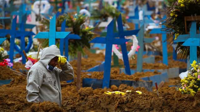 Média móvel de mortes por covid tem terceira alta seguida e chega a 1.844