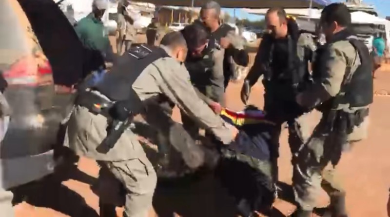 VÍDEO: policiais colocam criminoso em ambulância e celebram a captura