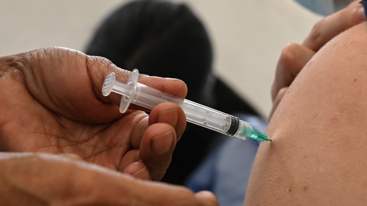 Vacinação de pessoas de 18 a 59 anos contra a Covid-19 no Ceará começa em junho