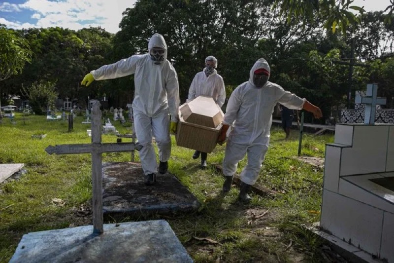 Brasil chegará 700 mil óbitos até outubro, dizem cientistas dos EUA