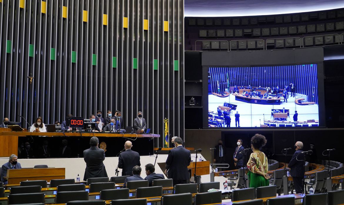 Câmara conclui votação de MP que cria programa habitacional e subsídio para policiais e bombeiros