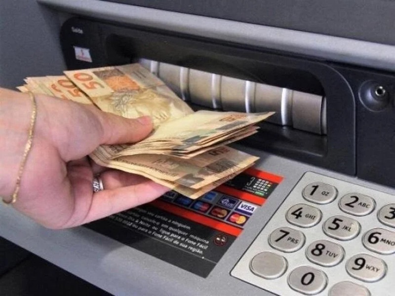 Crato paga primeira parcela do décimo terceiro dos servidores nesta terça (15) e injeta mais de R$ 3 milhões na economia local