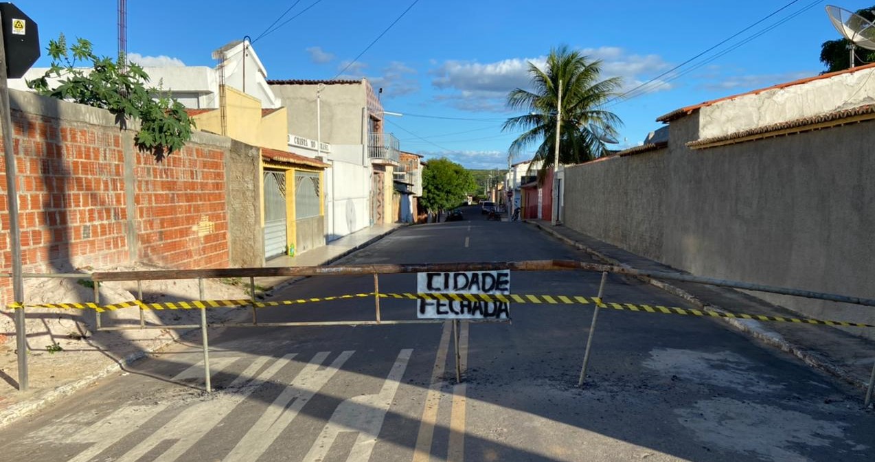 Prefeitura de Potengi fecha cidade com estacas, fita e placa escrita à mão