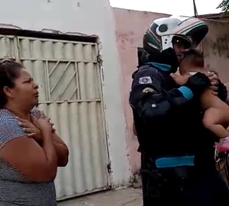 Vídeo: Polícial Militar salva bebê engasgado em Juazeiro do Norte