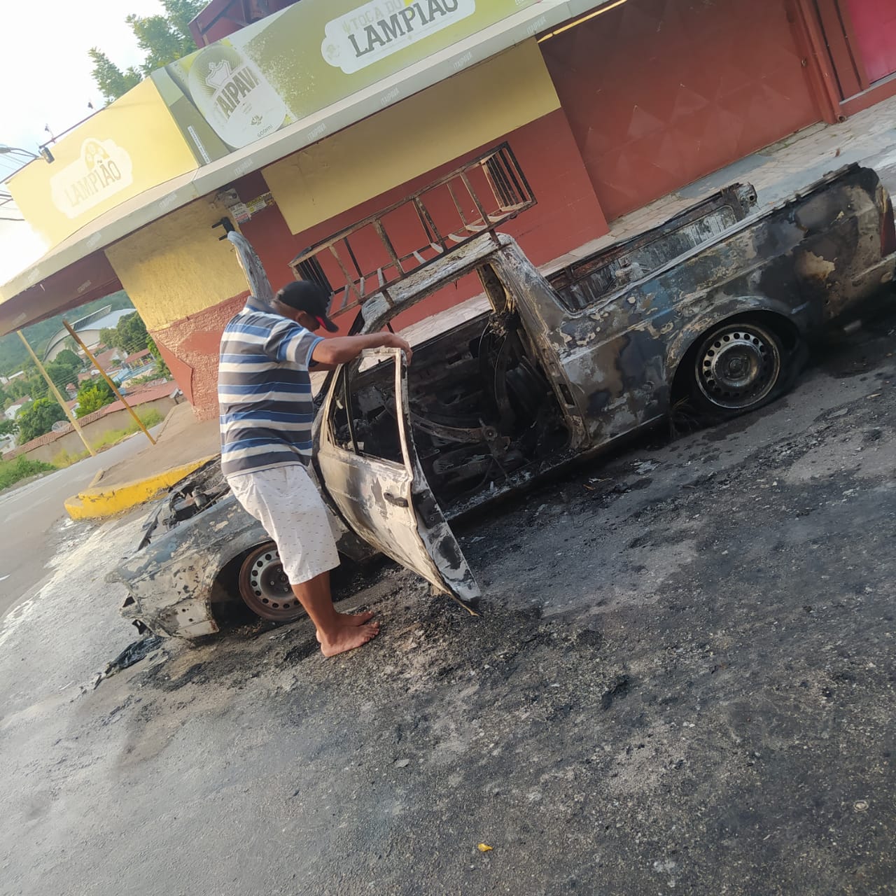 Comerciante entra em desespero ao ver carro usado no trabalho sendo incendiado; internautas organizam campanha solidária