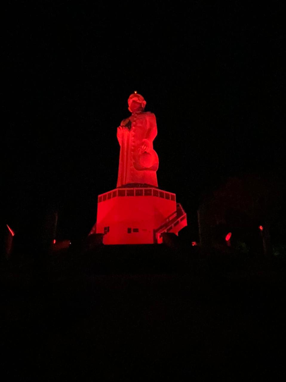 Monumento do Padre Cícero ganha iluminação especial em alusão à doação de sangue