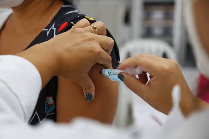 Ceará estima vacinar população de 18 a 59 anos com 1ª dose até agosto