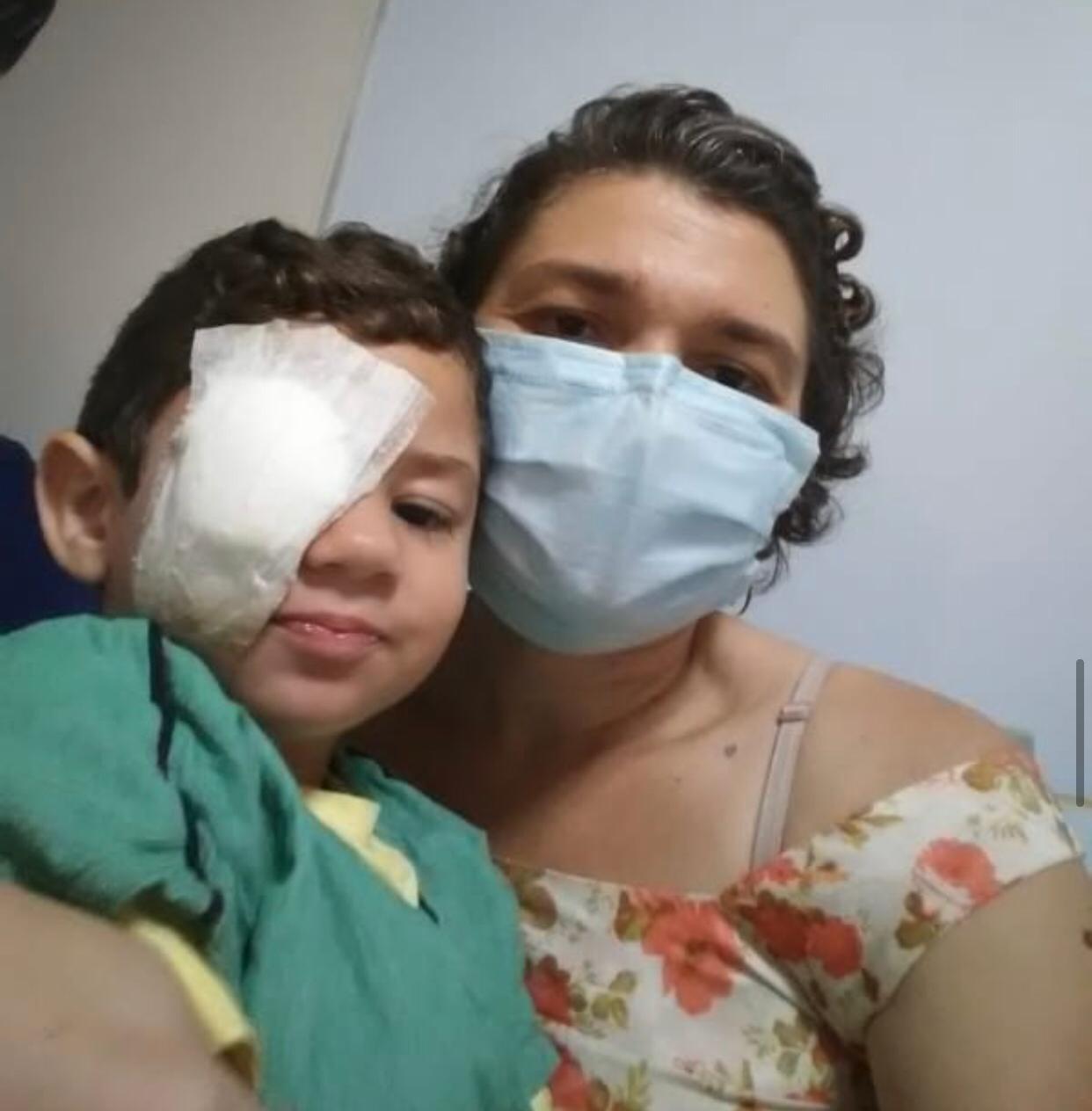 Mãe pede ajuda para comprar prótese do filho que perdeu olho durante tratamento do câncer
