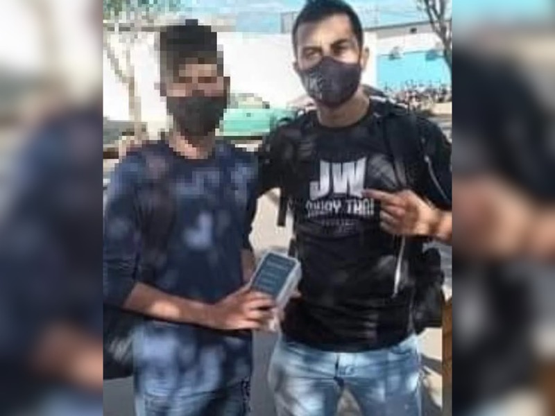 Irmão de assaltante compra novo celular para vítima roubada pela irmã dele, em Juazeiro do Norte