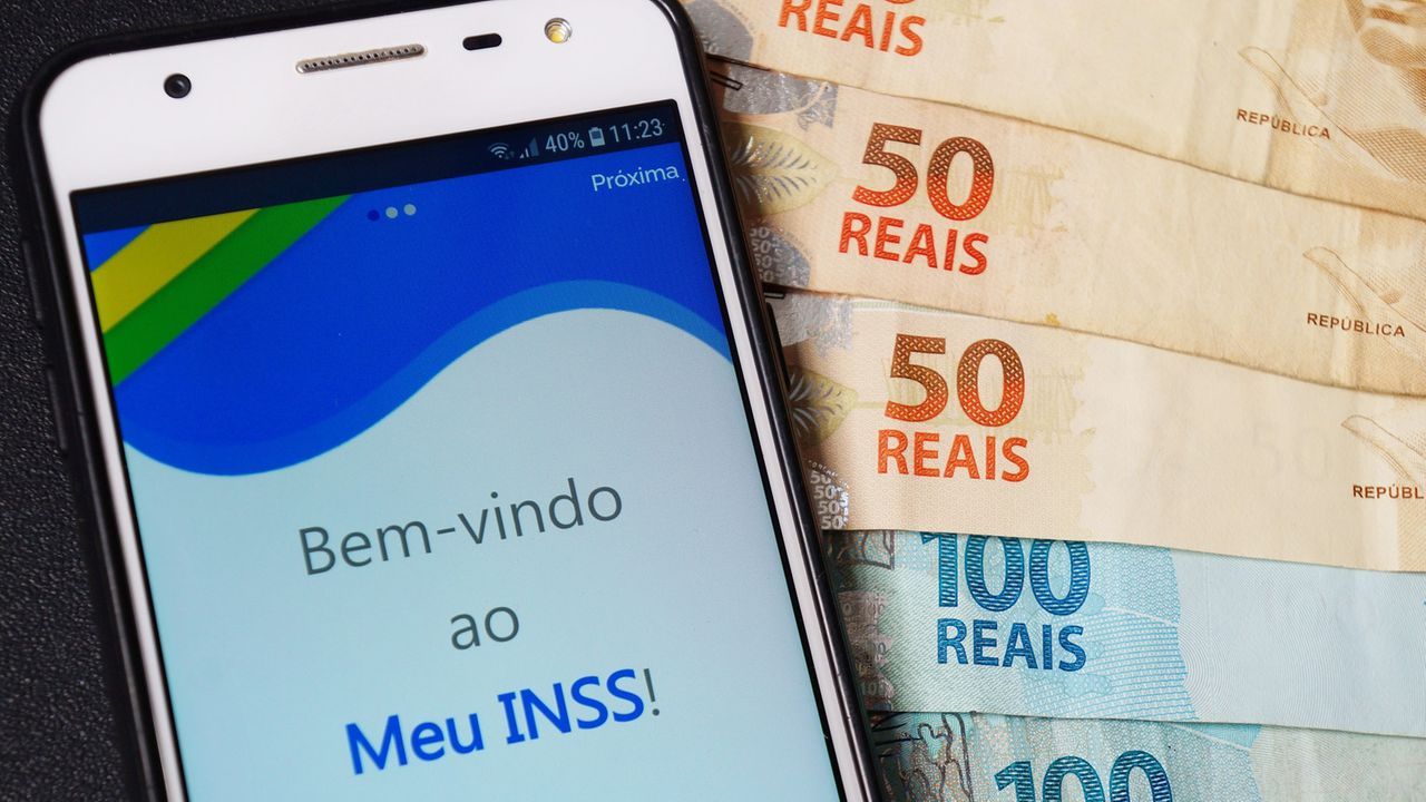 Aposentado do INSS que recebeu auxílio emergencial indevido terá valor descontado